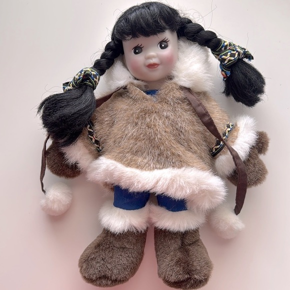9” Alaskan Friends Eskimo Doll - Picture 1 of 7